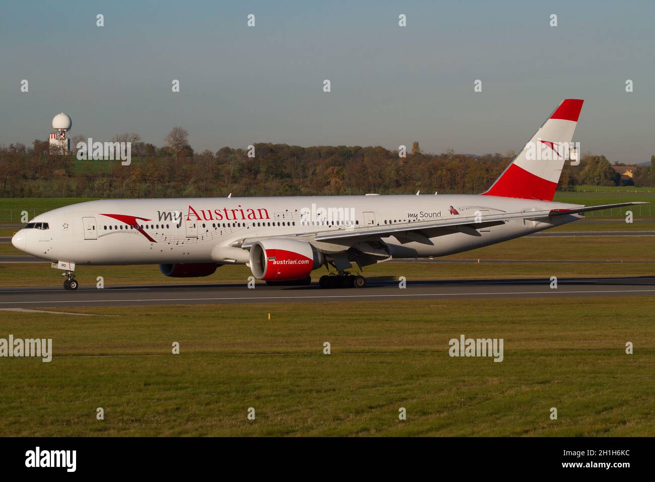 WIEN, ÖSTERREICH - 03. Nov 2018: Austrian Airlines Boeing 777 OE-LPF auf der Start- und Landebahn in Wien mit spezieller Lackierung Stockfoto