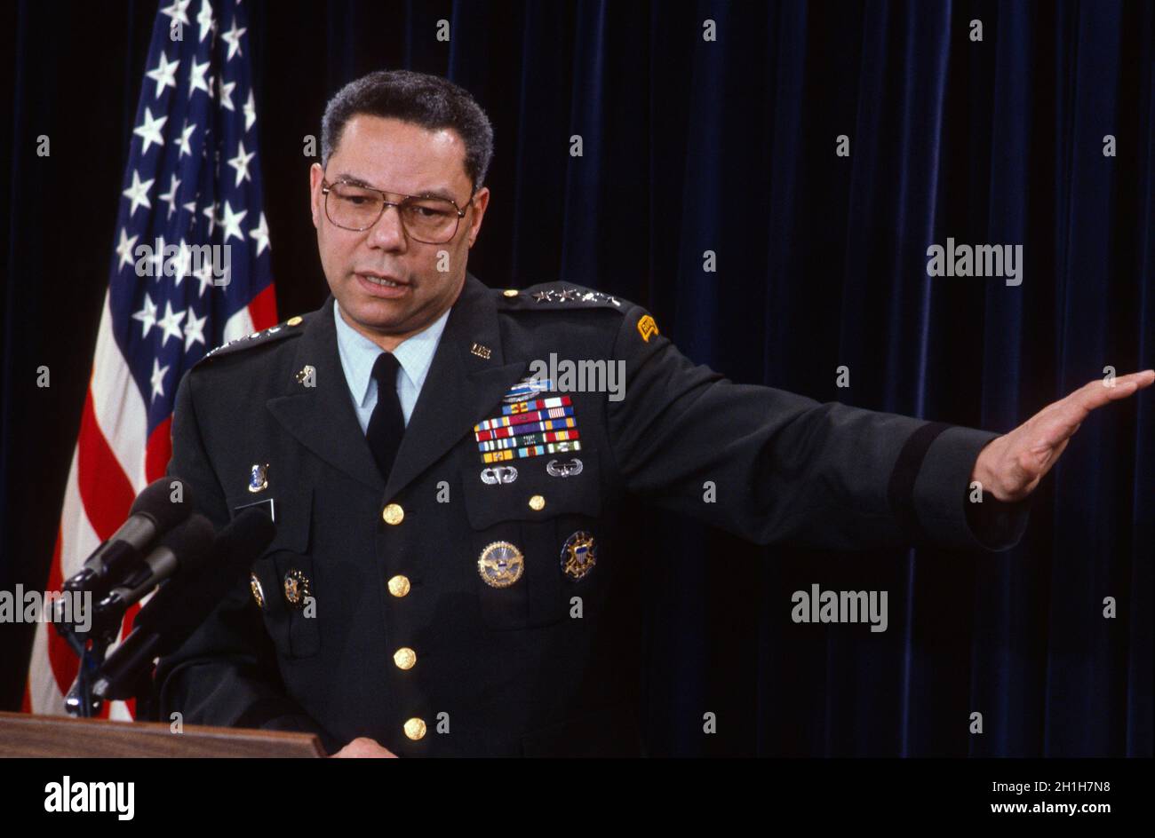 Arlington, Virginia, USA, 24. Januar 1991 der Vorsitzende des Generalstabschefs Colin Powell (USA) hält im Pentagon-Presstraum eine Pressekonferenz zur Operation Desert Shield . Kredit: Mark Reinstein/MediaPunch Stockfoto