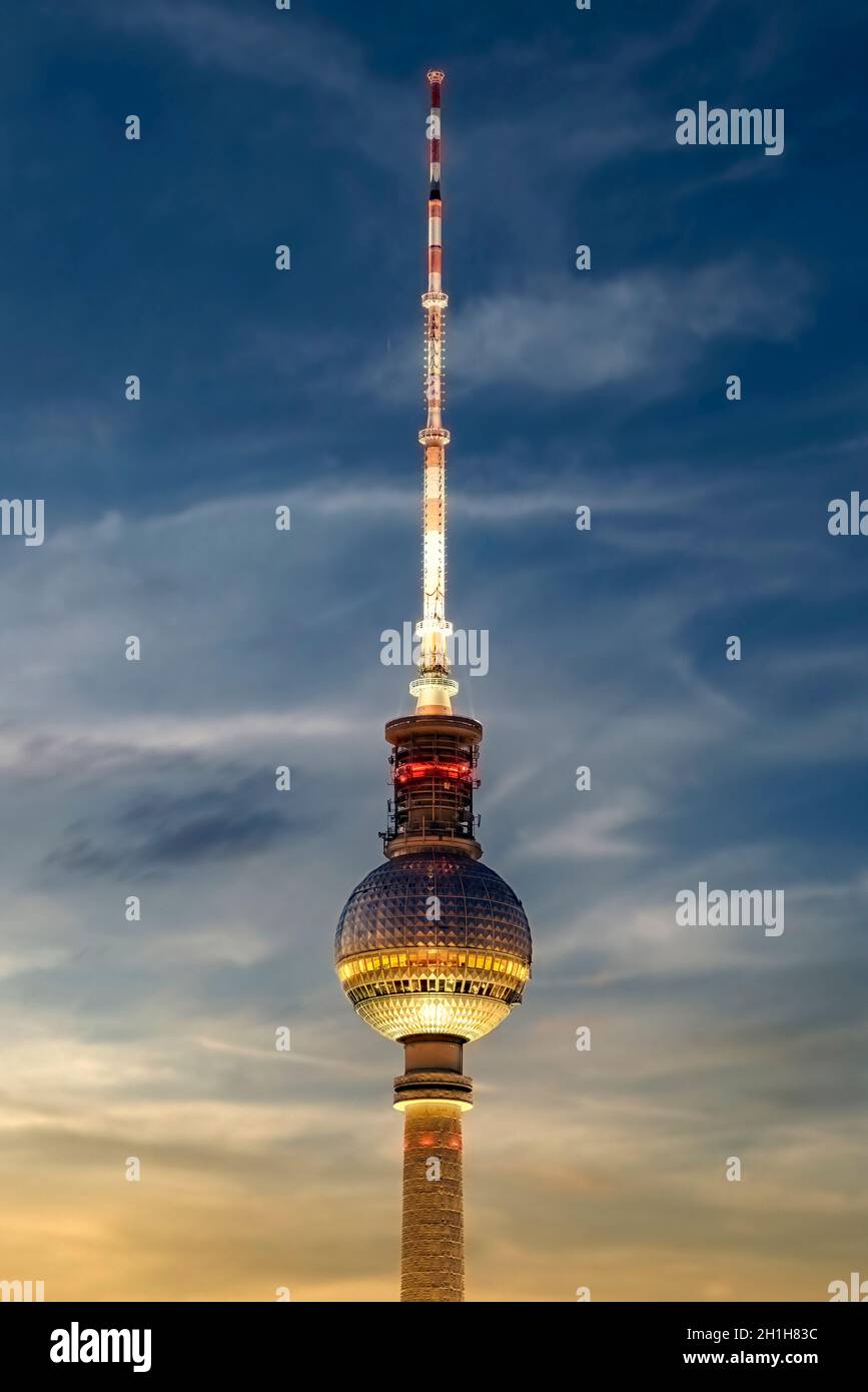 Der Berliner Fernsehturm (Telepargel) im Abendlicht. Stockfoto