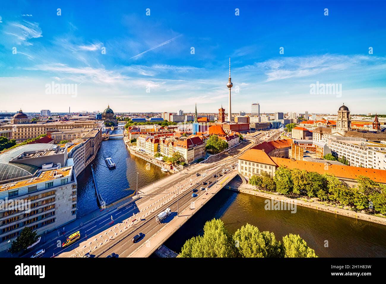 Panoramablick von der Fischerinsel Richtung Stadtzentrum zum Fernsehturm, rotem Rathaus, Berliner Dom, Spree, Stockfoto