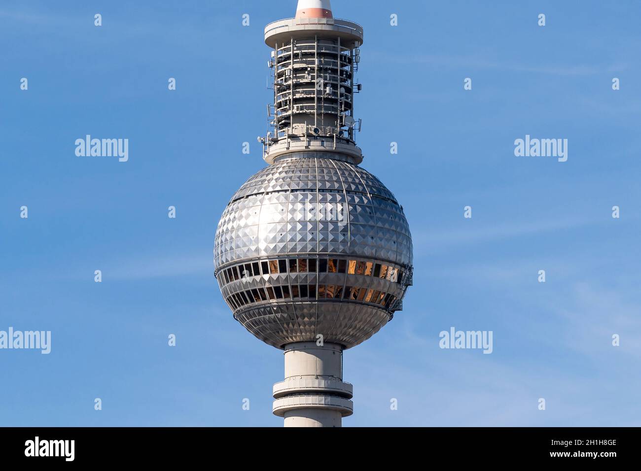 Der Berliner Fernsehturm (im Volksmund als Telepargel bekannt), die Kugel enthält ein Restaurant und eine Aussichtsplattform. Über der Kugel befinden sich Antennen f Stockfoto