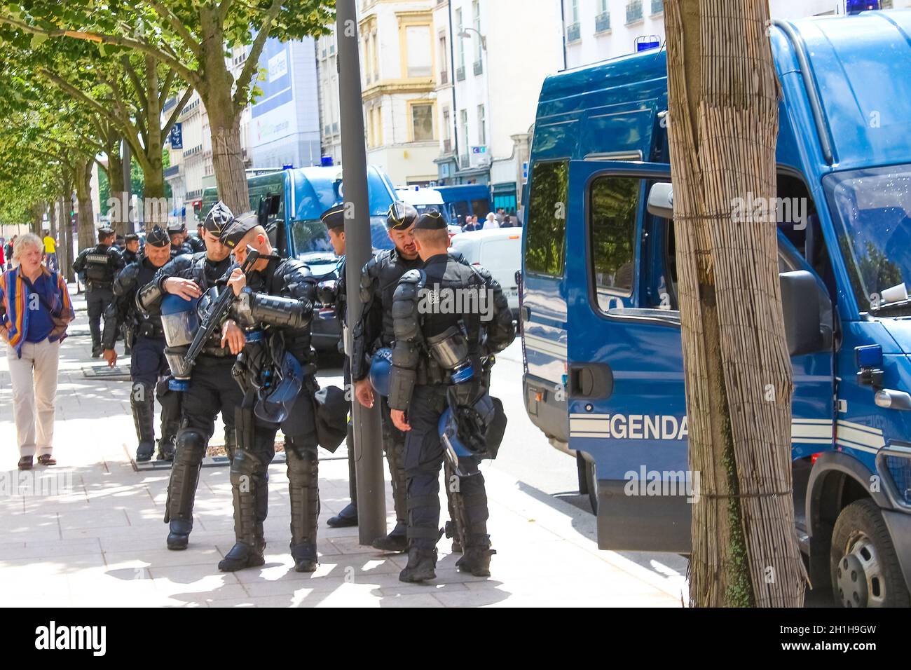 Lyon, Frankreich - 16. Juni 2016: Die Gendarmen auf der Straße in Lyon, Frankreich, am 16. Juni 2016 Stockfoto