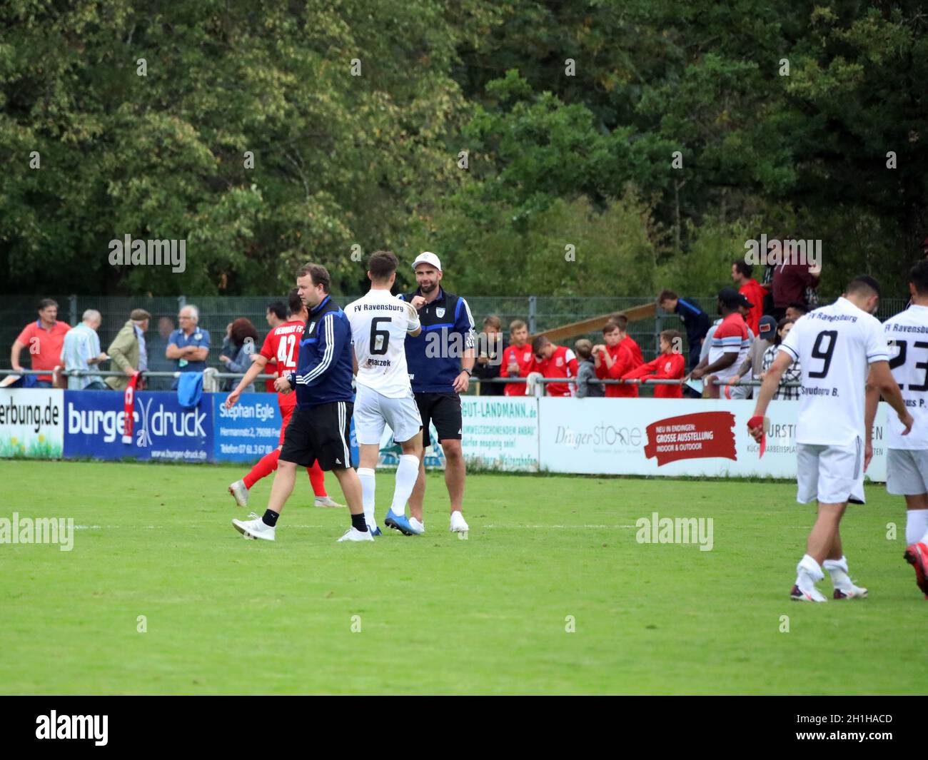 Placzek, Nicolai (FV Ravensburg) und Trainer Steffen Wohlfarth (FV Ravensburg) gratulieren sich nach dem Spiel zum Punktgewinn im Breisgau - Fußball-O Stockfoto