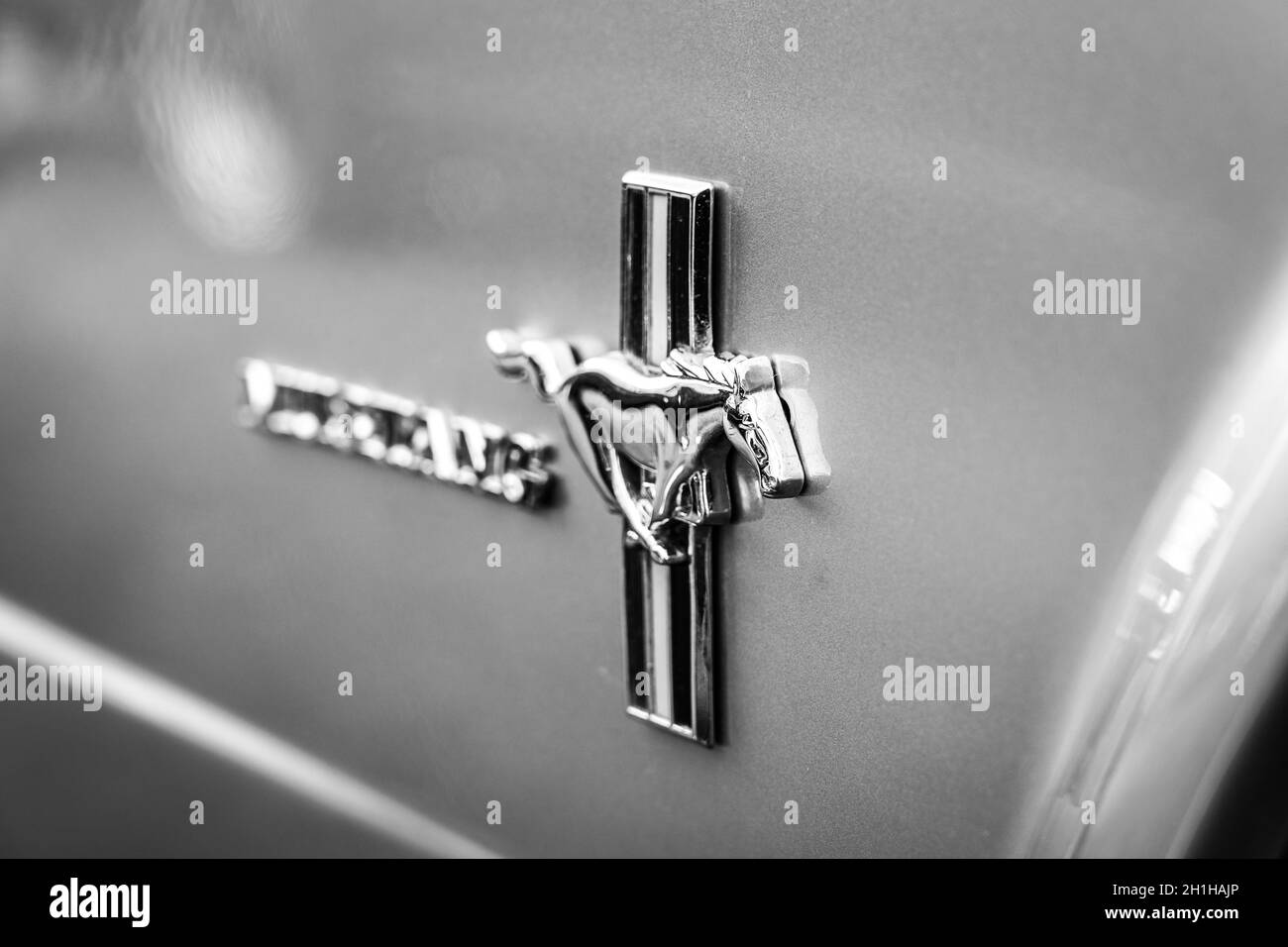 DIEDERSDORF, DEUTSCHLAND - 30. AUGUST 2020: Das Emblem des Pony-Autos Ford Mustang (erste Generation). Nahaufnahme. Schwarz und Weiß. Die Ausstellung von 'US Car C Stockfoto
