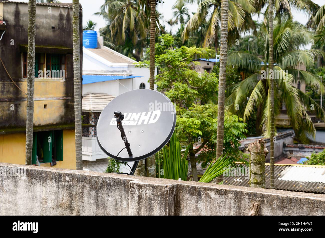 Installation einer Fernsehantenne oder einer Fernsehantenne auf dem Dach. Teller-TV-Antenne auf dem Dach eines Hauses, Kalkutta, Westbengalen, Indien, Südasien-Pazifik-S Stockfoto