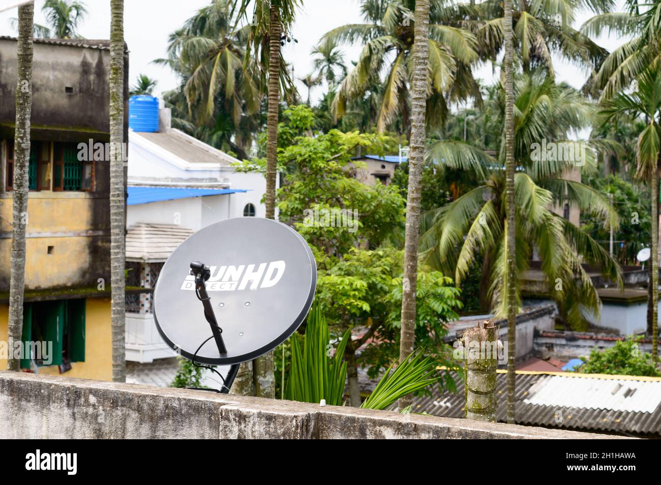Installation einer Fernsehantenne oder einer Fernsehantenne auf dem Dach. Teller-TV-Antenne auf dem Dach eines Hauses, Kalkutta, Westbengalen, Indien, Südasien-Pazifik-S Stockfoto