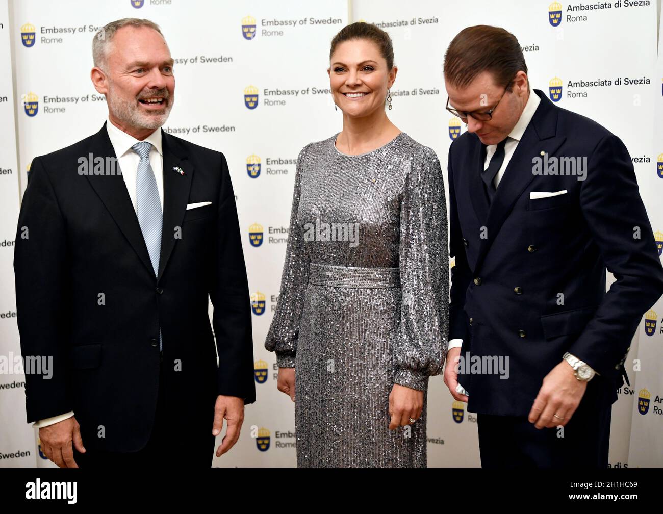 Schwedens Botschafter in Italien Jan Bjorklund, Kronprinzessin Victoria und Prinz Daniel bei einem Abendessen in der Residenz des schwedischen Botschafters in Rom, Italien, am 18. Oktober 2021. Das Kronprinzessin-Paar ist mit einer schwedischen Handelsdelegation auf einem dreitägigen Besuch in Italien. Foto: Henrik Montgomery / TT-Code 10060 Stockfoto