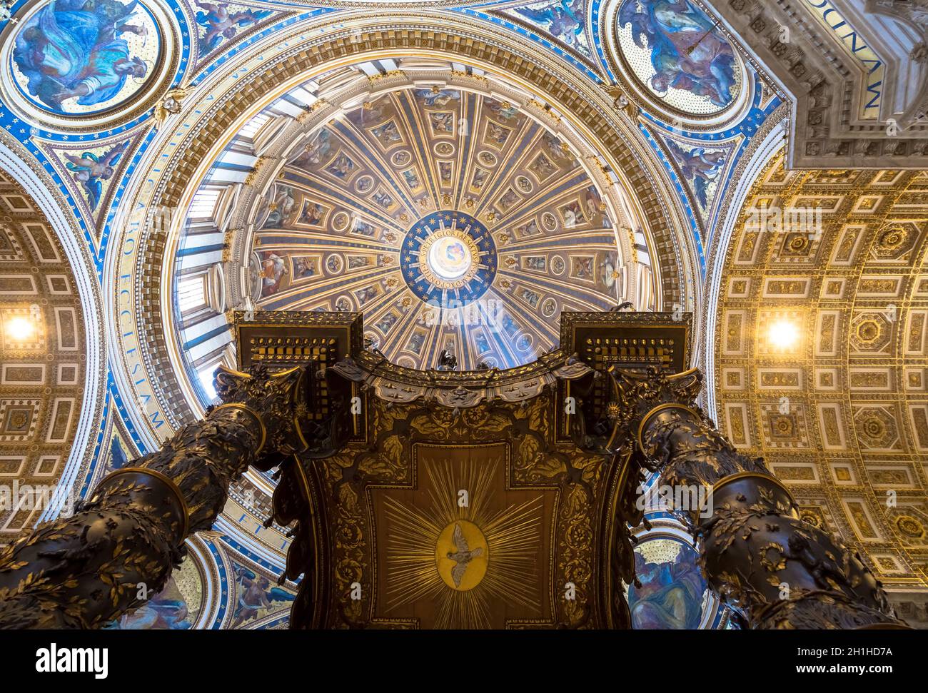 Rom, VATIKAN - 24. August 2018: Innenraum von St. Peter Basilika mit Kuppel detail Stockfoto