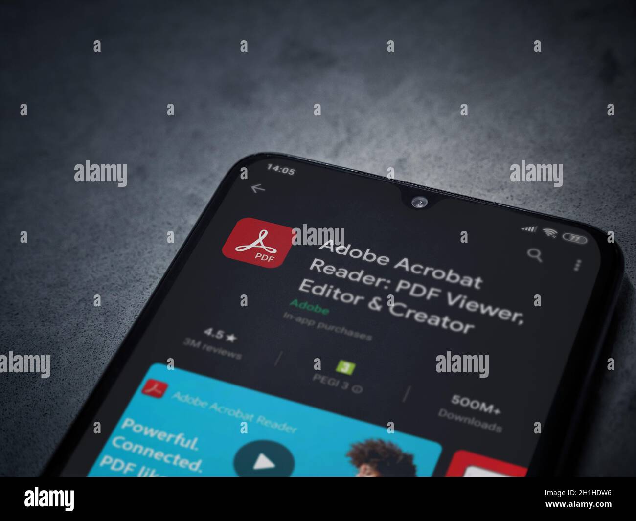 LOD, Israel - 8. Juli 2020: Adobe Acrobat Reader App Play Store-Seite auf dem Display eines schwarzen mobilen Smartphones auf dunklem Marmorstein Hintergrund. Oben Stockfoto