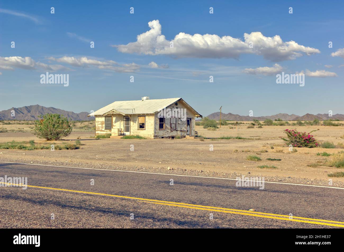 Ein verlassenes Haus in einer abgelegenen Gegend in der Nähe von Gila Bend Arizona. Es wurde seit 2007 aufgegeben und 2014 niedergebrannt. Stockfoto