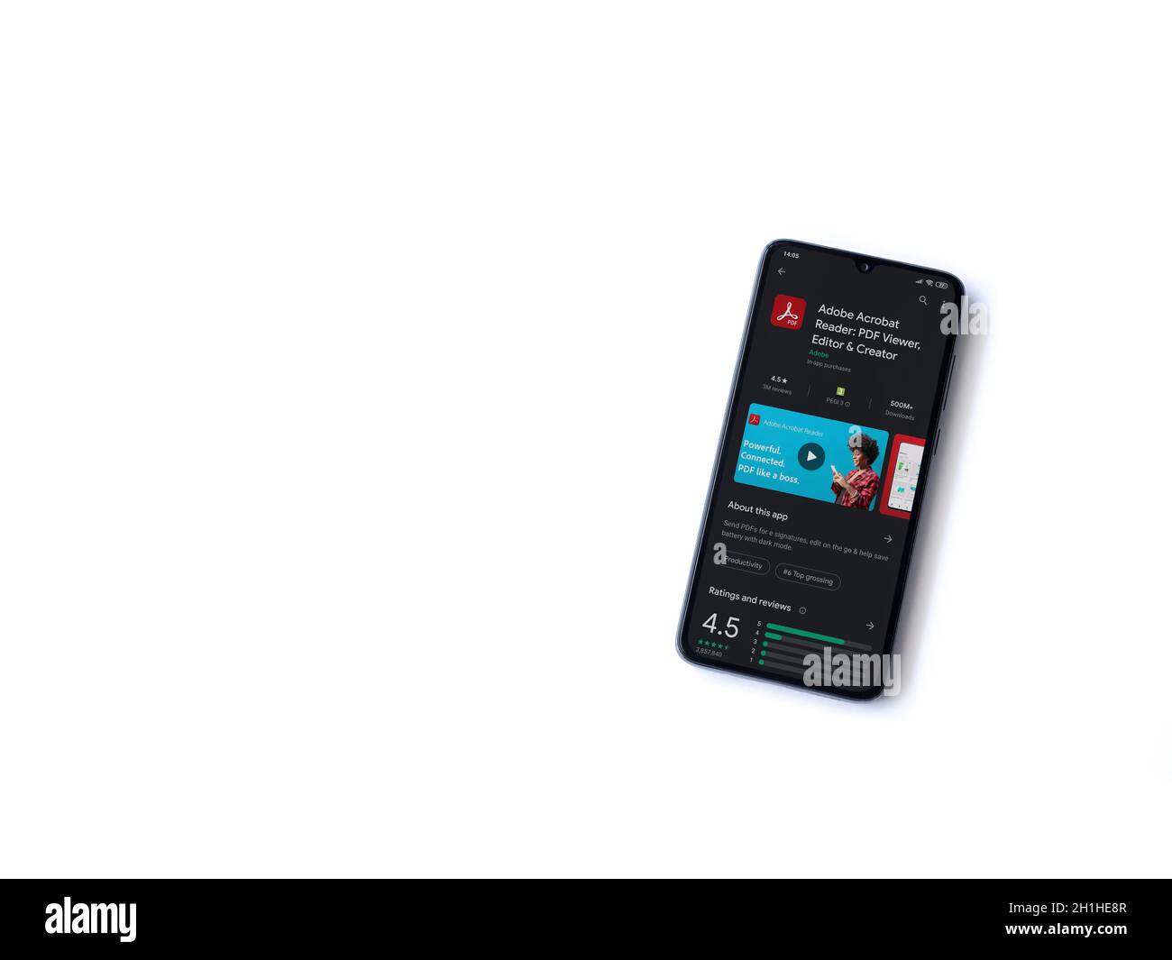 LOD, Israel - 8. Juli 2020: Adobe Acrobat Reader App Play Store-Seite auf dem Display eines schwarzen Smartphone auf weißem Hintergrund isoliert. Top Vie Stockfoto