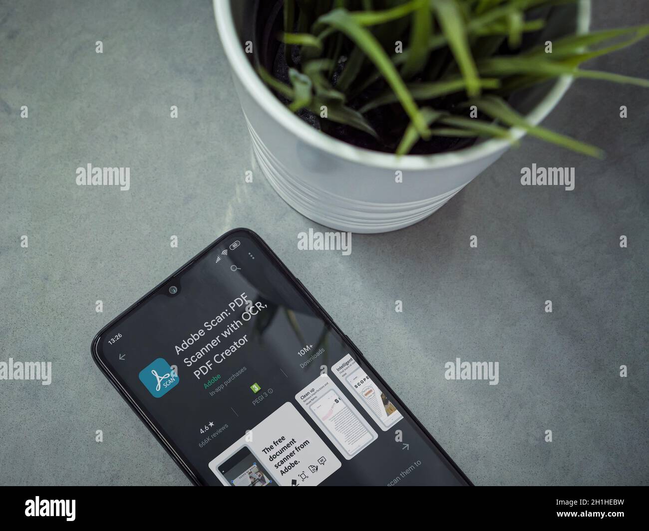 LOD, Israel - 8. Juli 2020: Moderner minimalistischer Büroarbeitsplatz mit schwarzem Smartphone mit Adobe Scan App Play Store Seite auf Marmorhintergrund. Stockfoto