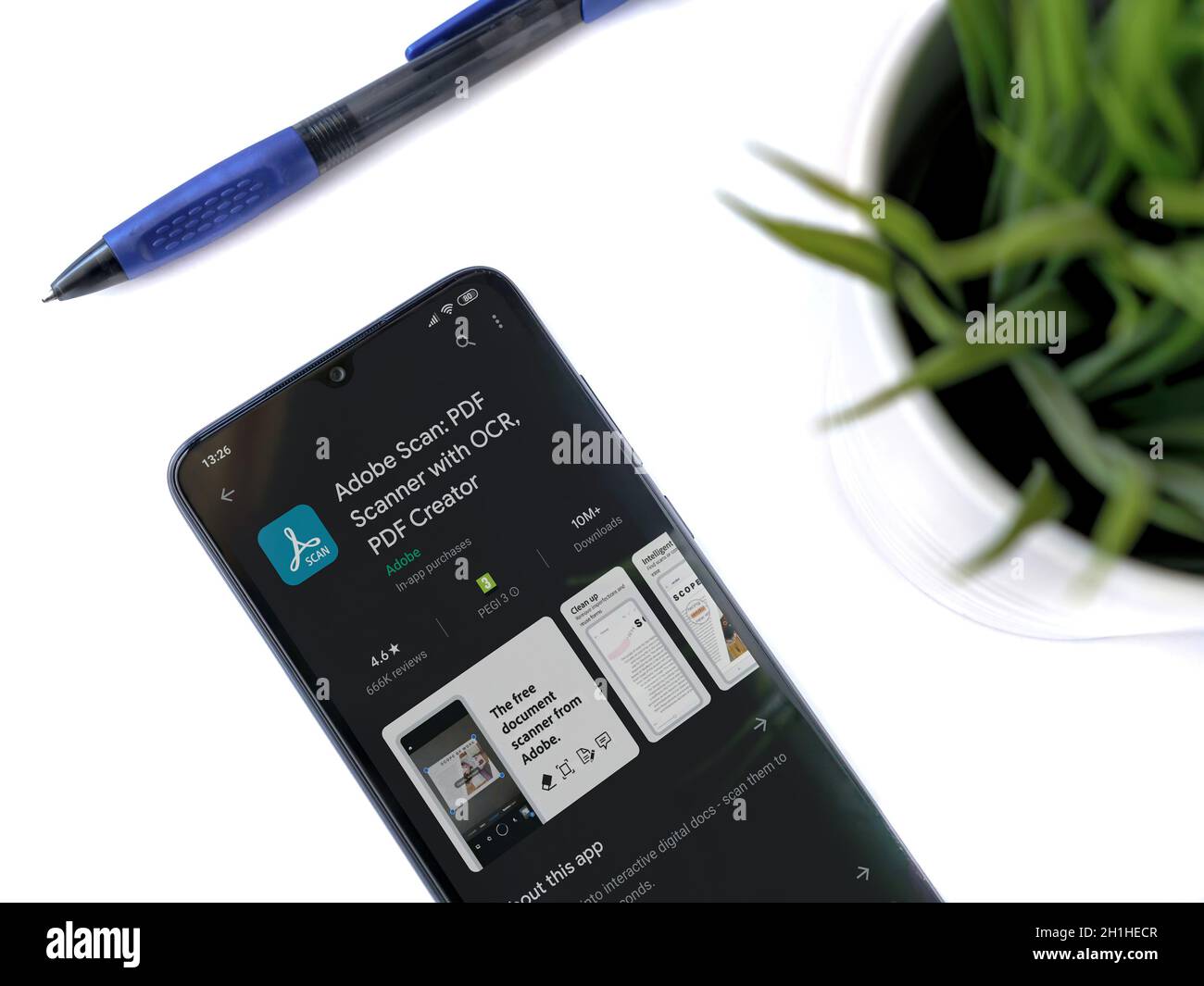 LOD, Israel - 8. Juli 2020: Moderner minimalistischer Büroarbeitsplatz mit schwarzem Smartphone mit Adobe Scan App Play Store Seite auf weißem Hintergrund. T Stockfoto