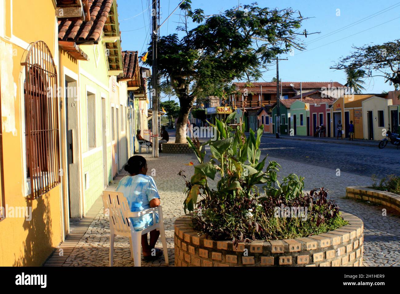 prado, bahia / brasilien - 13. september 2008: Bunte Häuser sind auf der Straße in der Stadt Prado im Süden Bahia zu sehen. Stockfoto