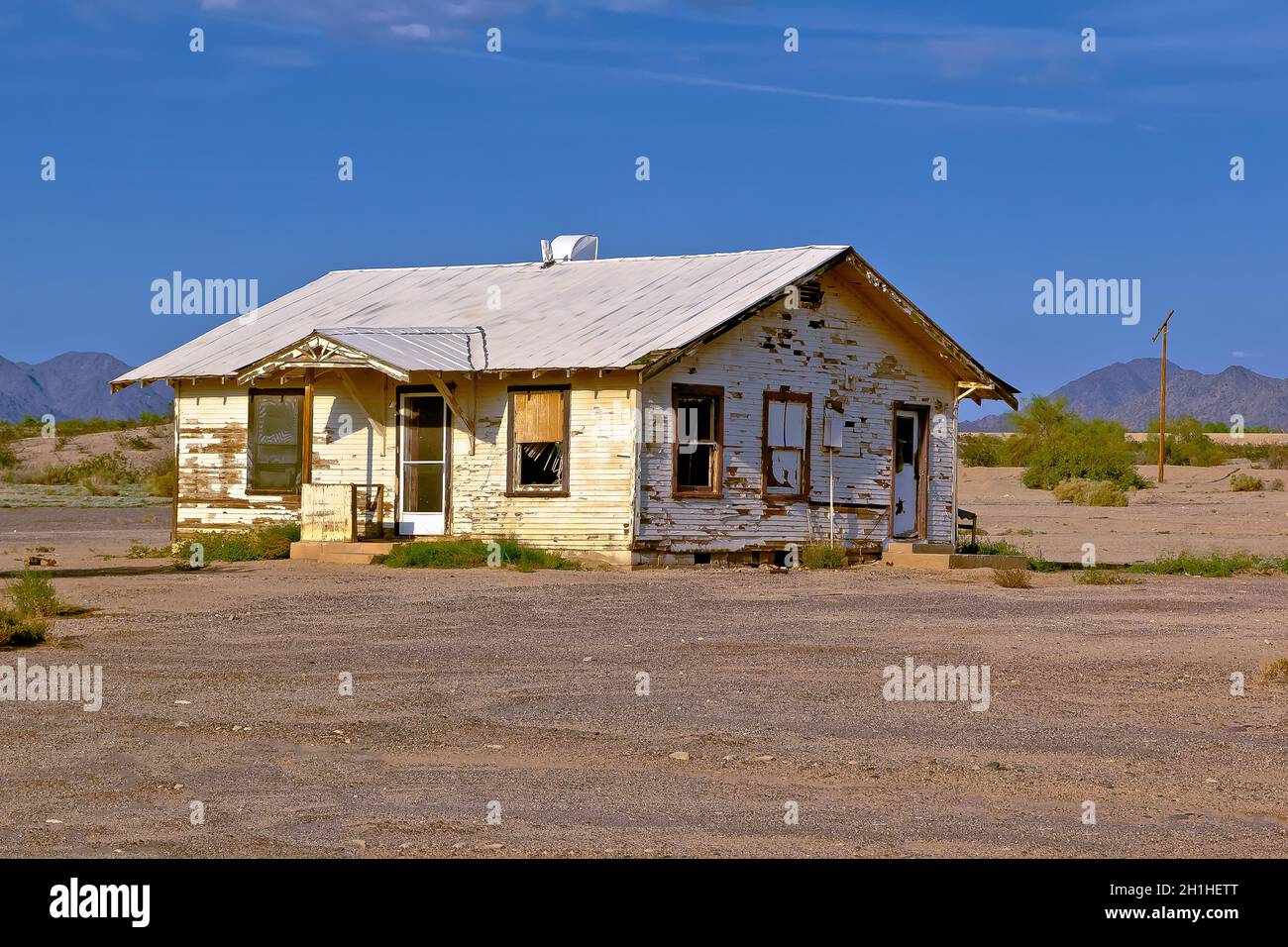 Ein verlassenes Haus in einer abgelegenen Gegend in der Nähe von Gila Bend Arizona. Ich erinnere mich, dass dieses Haus vor vielen Jahren vor der Großen Rezession besetzt war. Das war es Stockfoto