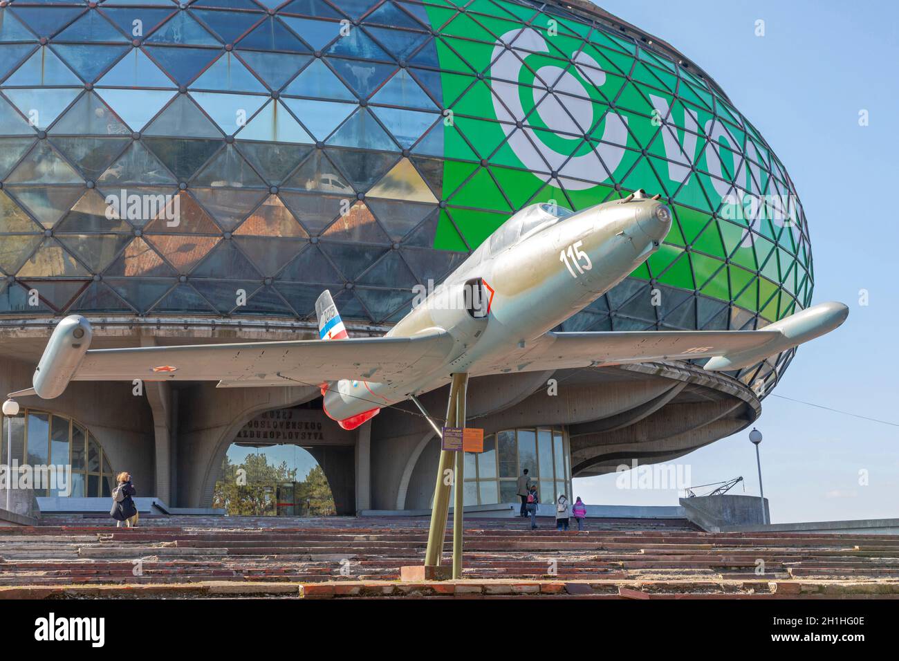 Belgrad, Serbien - 22. Februar 2020: Militärflugzeug vor dem Luftfahrtmuseum am Nikola Tesla Flughafen in Belgrad, Serbien. Stockfoto
