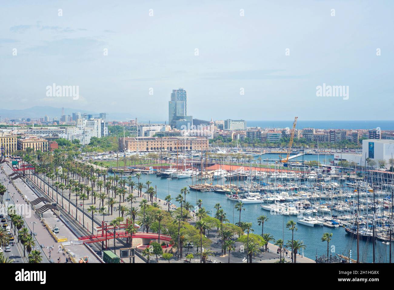 BARCELONA, SPANIEN - 6. MAI 2014: Barcelona von oben. Blick auf den Port Vell. Stockfoto