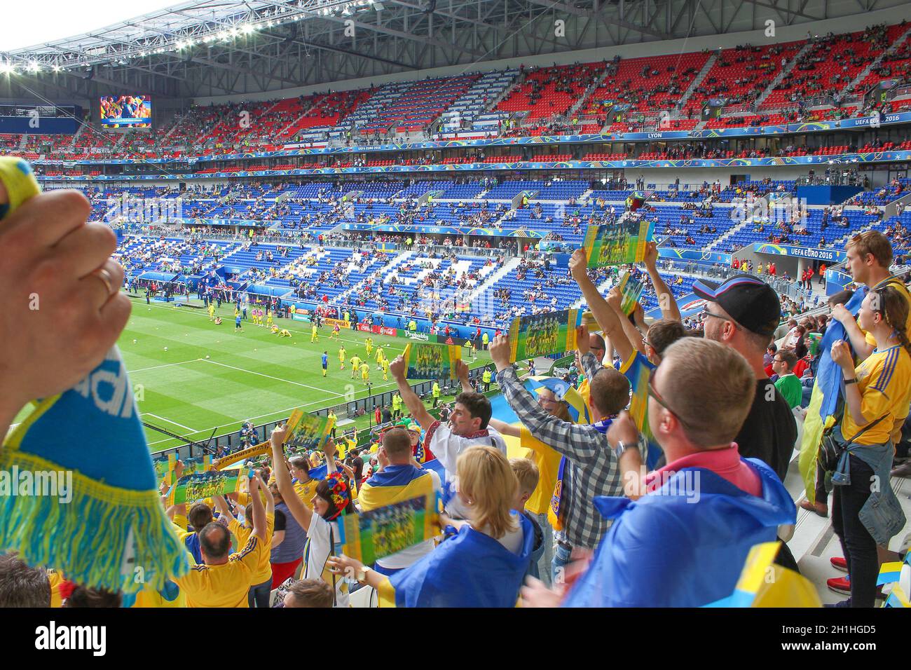 Lyon, Frankreich - 16. Juni 2016: Die ukrainischen Fans bei der Eröffnungszeremonie vor dem UEFA EURO 2016 Spiel der Ukraine gegen N.Ireland. Stade de Lyon, Lyon, Fra Stockfoto