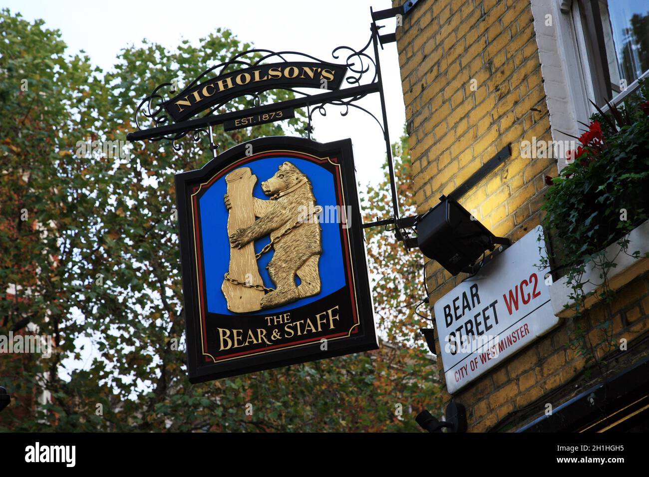 London, Großbritannien - 06. November 2010: Englisches Pub-Schild, Public House, bekannt als Pub, ist Brennpunkt der Gemeinschaft. Kneipengeschäft, jetzt etwa 53,500 Pubs in Großbritannien, Stockfoto