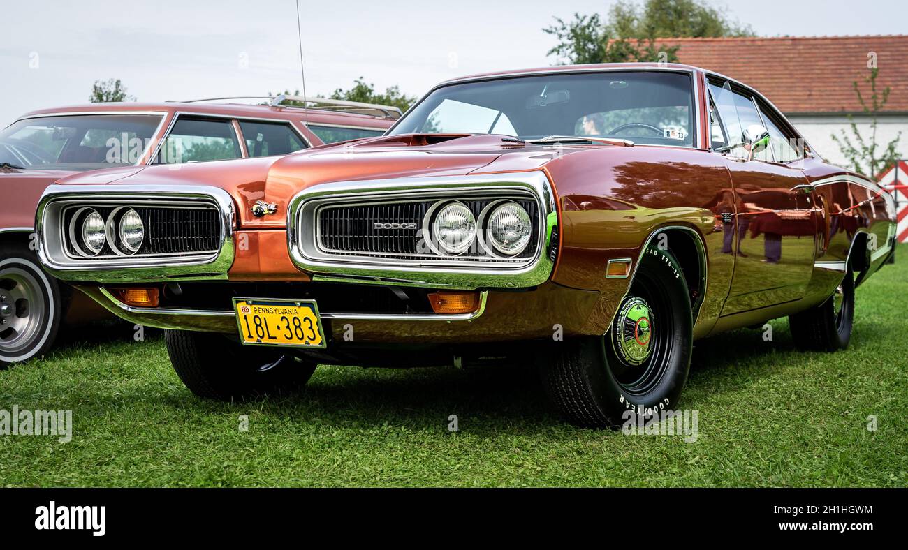 DIEDERSDORF, DEUTSCHLAND - 30. AUGUST 2020: Der Muskelwagen Dodge Super Bee, 1968. Die Ausstellung von 'US Car Classics'. Stockfoto