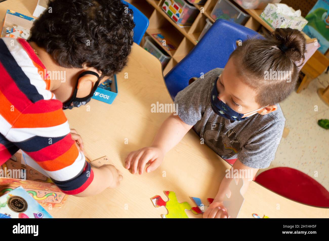 Bildung Vorschule 4-5-jährige zwei Jungen arbeiten zusammen an Puzzle Stockfoto