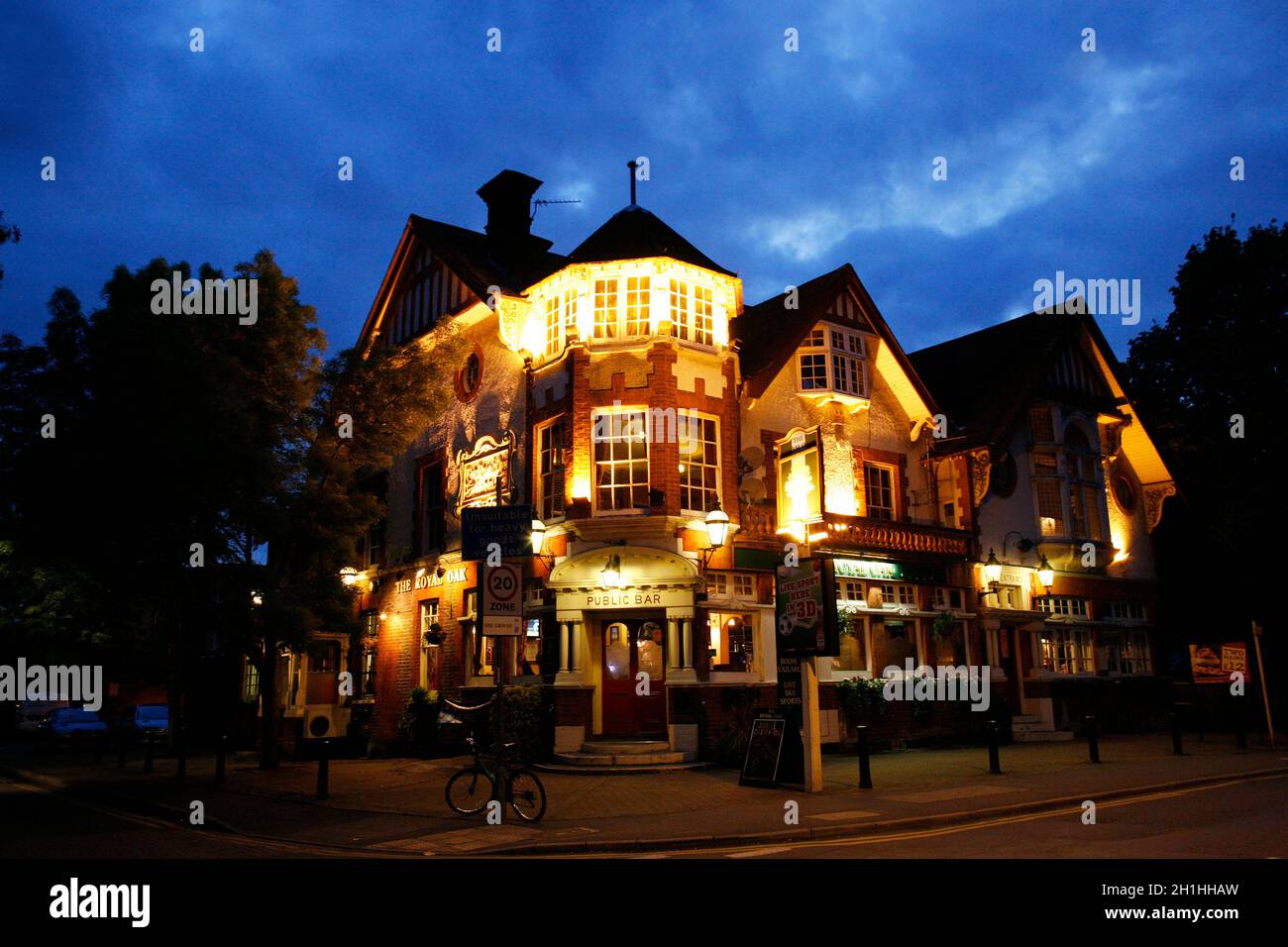 London, Großbritannien - 16. Mai 2012: Außenansicht des Pubs, für Trinken und Geselligkeit, Brennpunkt der Gemeinschaft. Kneipengeschäft, jetzt etwa 53,500 Pubs in Großbritannien, Stockfoto