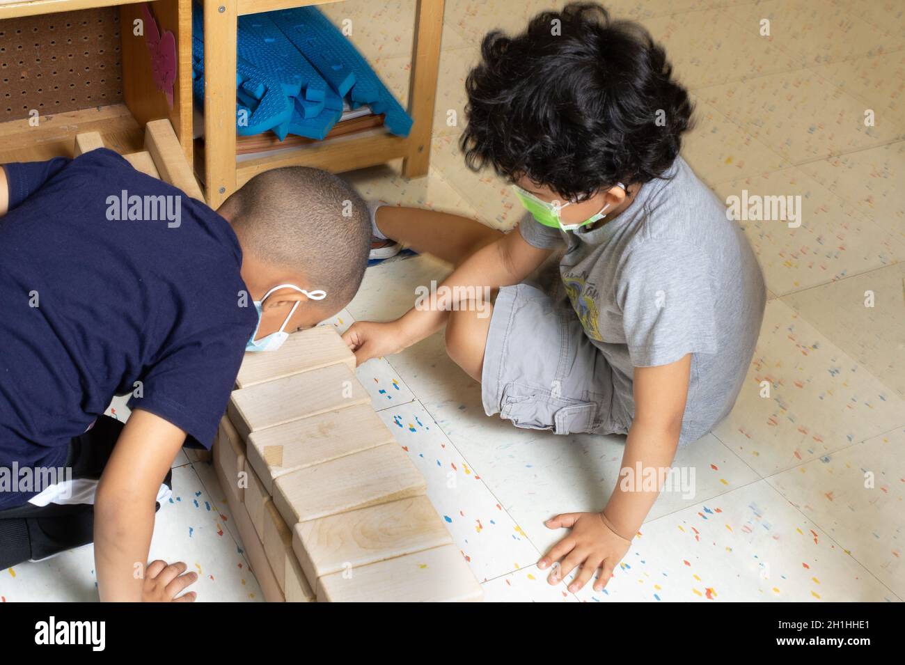 Bildung Vorschule 4-5-Jährige zwei Jungen, die mit Holzblöcken spielen Stockfoto