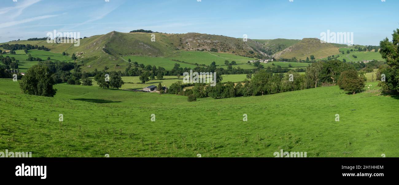 Blick über das River Manifold Valley in der Nähe des Dovedale Valley in der Nähe von Ilam, Staffordshire, England. Stockfoto