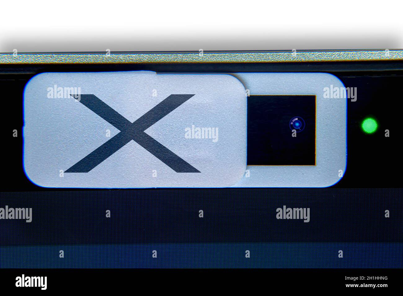 Eine weiße Kamera Privatsphärenfolie mit und X darauf. Kamera-Webcover für einen Computer. Konzept Computer Kamera hacken Privatsphäre. Stockfoto