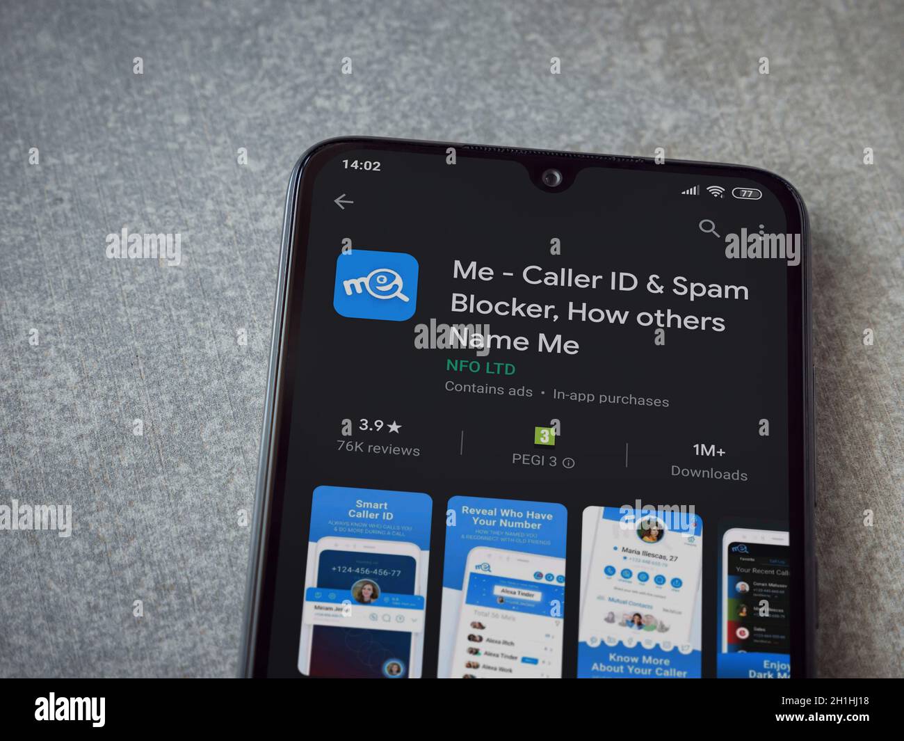 LOD, Israel - 8. Juli 2020: Me App Play Store-Seite auf dem Display eines schwarzen mobilen Smartphones auf Keramikstein Hintergrund. Draufsicht flach liegend mit Polizist Stockfoto