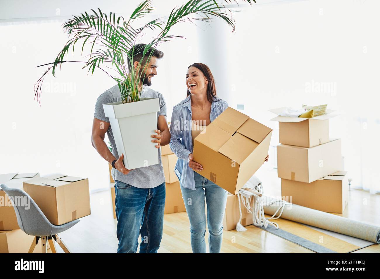 Frau Paar Mann Box Haus Umzug glückliche Wohnung zusammen romantische Umzug neue Immobilie Stockfoto