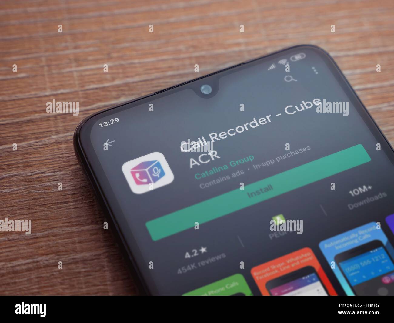 LOD, Israel - 8. Juli 2020: Cube ACR App Play Store Seite auf dem Display eines schwarzen Smartphone auf Holzhintergrund. Draufsicht flach liegend mit Kopie Stockfoto