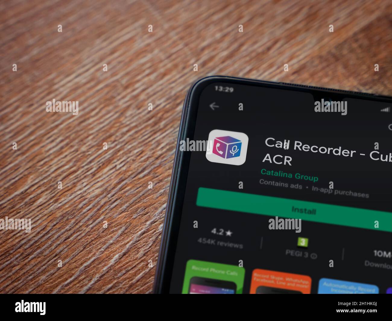 LOD, Israel - 8. Juli 2020: Cube ACR App Play Store Seite auf dem Display eines schwarzen Smartphone auf Holzhintergrund. Draufsicht flach liegend mit Kopie Stockfoto