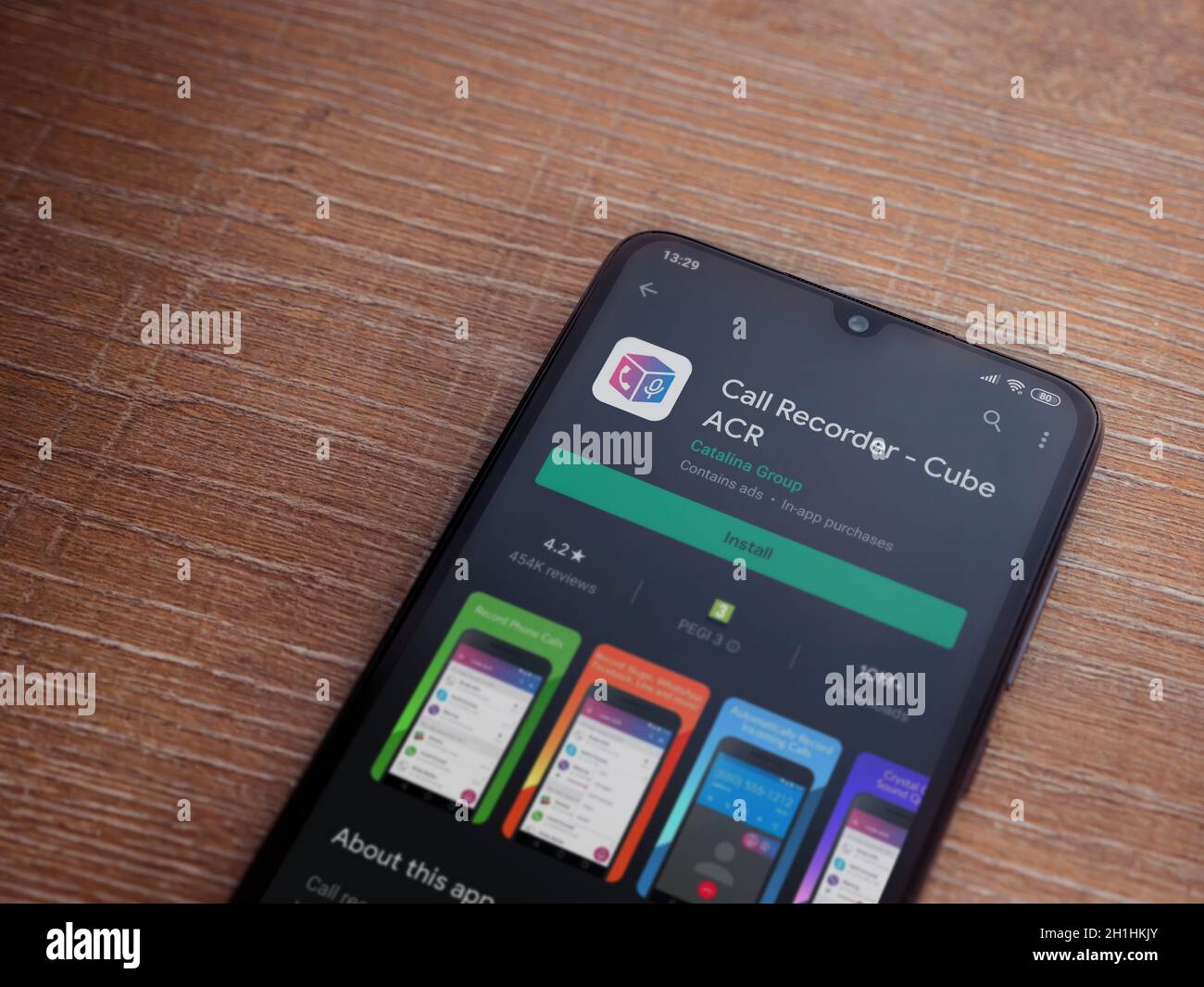 LOD, Israel - 8. Juli 2020: Cube ACR App Play Store Seite auf dem Display eines schwarzen Smartphone auf Holzhintergrund. Draufsicht flach liegend mit Kopie Stockfoto