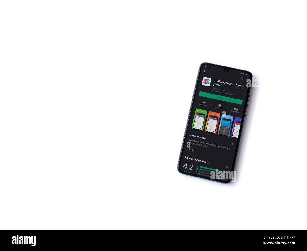 LOD, Israel - 8. Juli 2020: Cube ACR App Play Store-Seite auf dem Display eines schwarzen Smartphone auf weißem Hintergrund isoliert. Draufsicht flach lag w Stockfoto