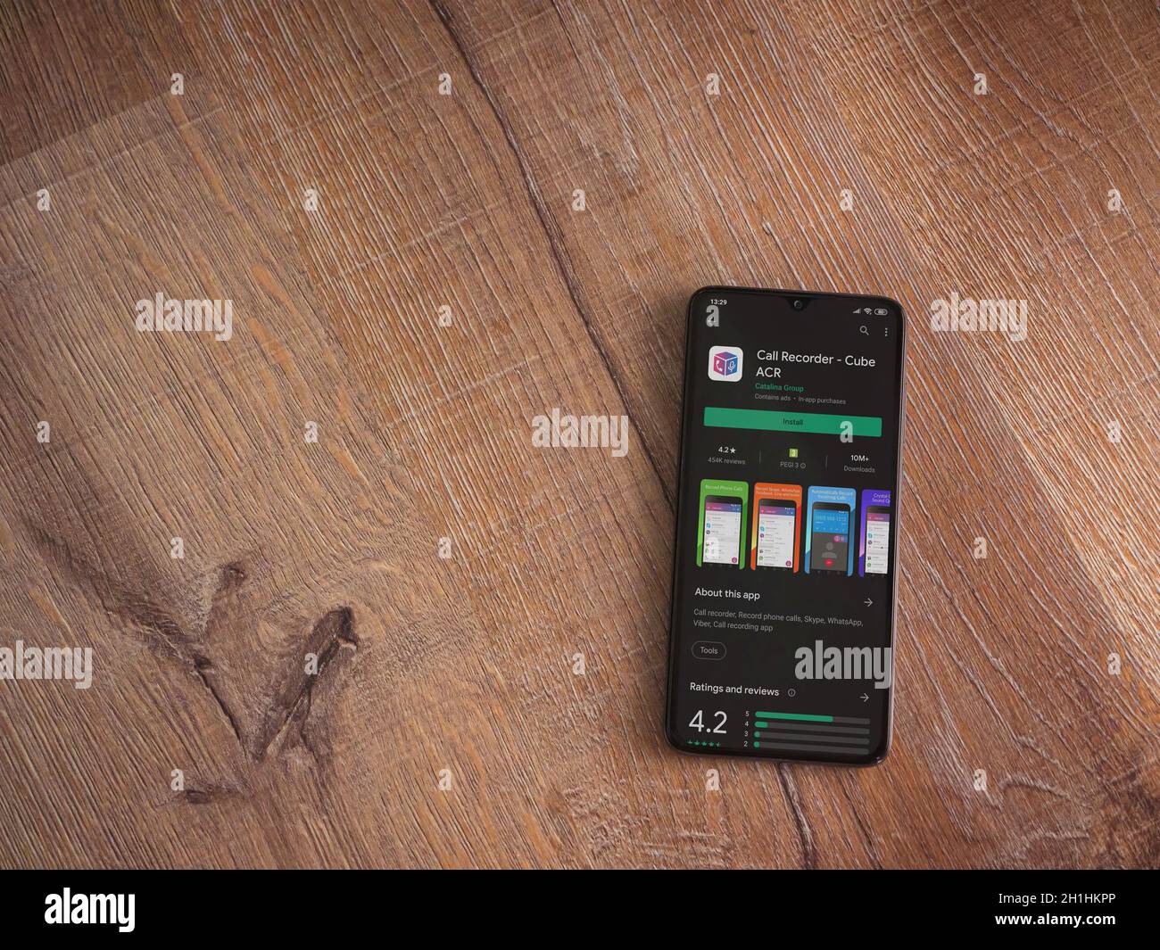 LOD, Israel - 8. Juli 2020: Cube ACR App Play Store Seite auf dem Display eines schwarzen Smartphone auf Holzhintergrund. Draufsicht flach liegend mit Kopie Stockfoto