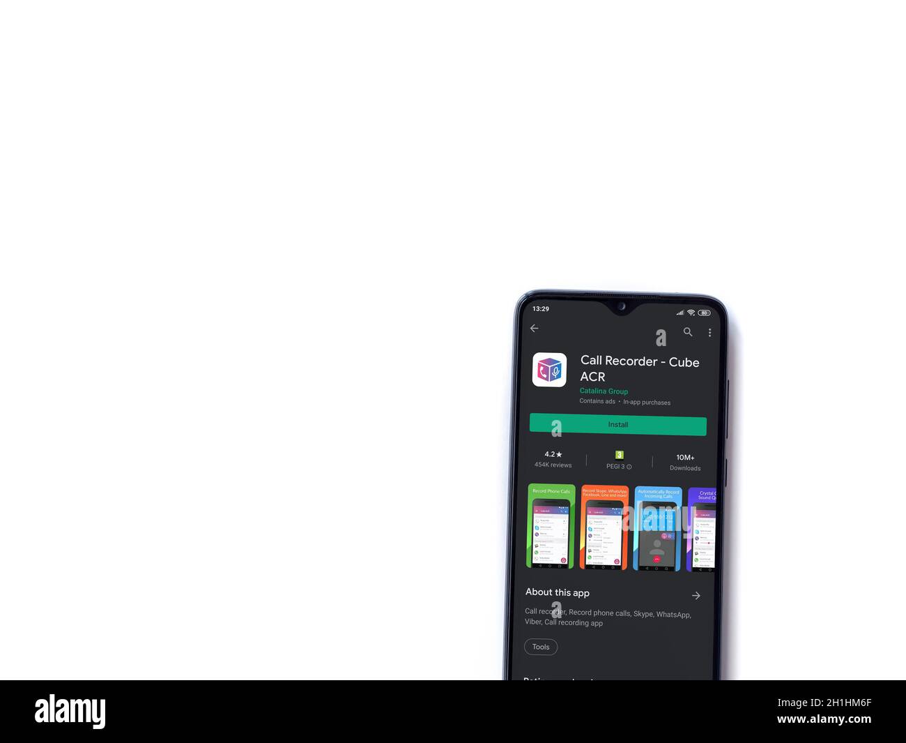 LOD, Israel - 8. Juli 2020: Cube ACR App Play Store-Seite auf dem Display eines schwarzen Smartphone auf weißem Hintergrund isoliert. Draufsicht flach lag w Stockfoto