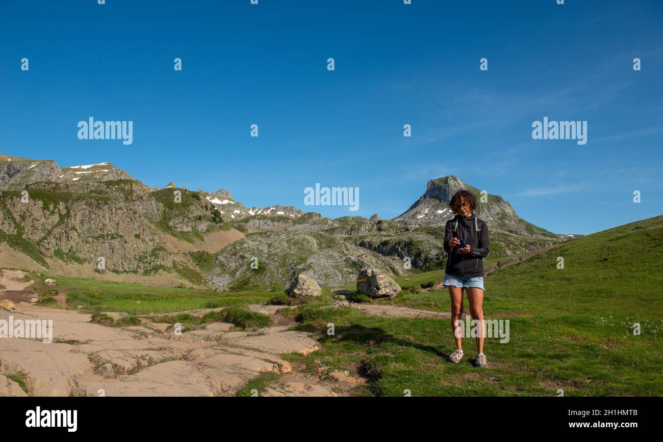 Eine Wanderfrau in den französischen Pyrenäen Stockfoto