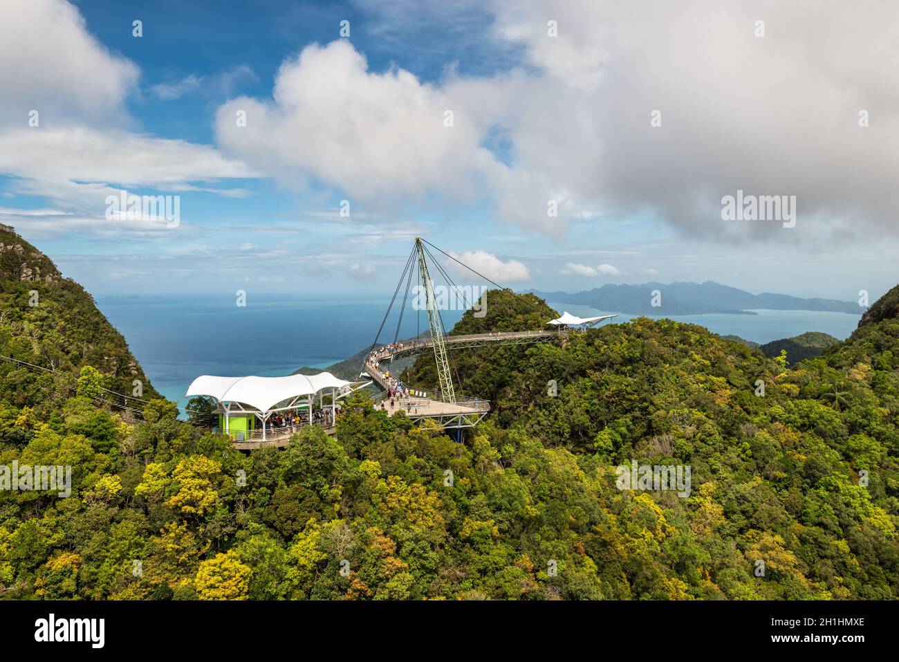 Langkawi, Malaysia - 30. November 2019: Langkawi Sky Bridge an einem sonnigen Tag. Abenteuerurlaub. Touristenattraktion von Malaysia. Reisekonzept. Stockfoto