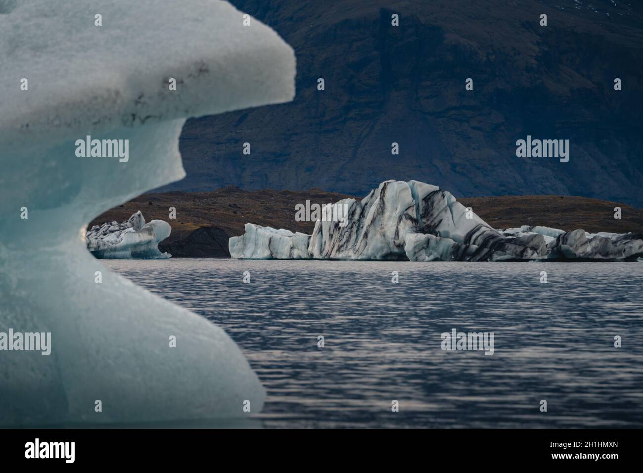 Eisberge schweben. ICES und Eisberge. Gletscherlagune. Grönländischer Eisberg. Schmelzendes Eis. Südküste Islands. Jokullsarlon Gletscherlagune. Vulkanasche Stockfoto