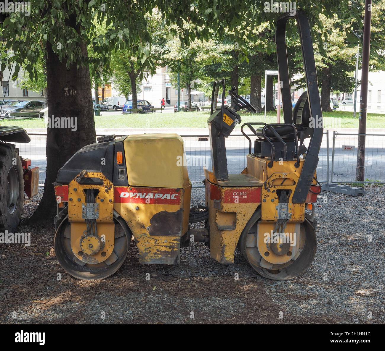 TURIN, ITALIEN - CA. SEPTEMBER 2020: Dynapac CC102 Walze für Reparaturarbeiten an Asphaltflächen, Pflasterstraßen, Gehwegen und Fahrradwegen und Kompa Stockfoto