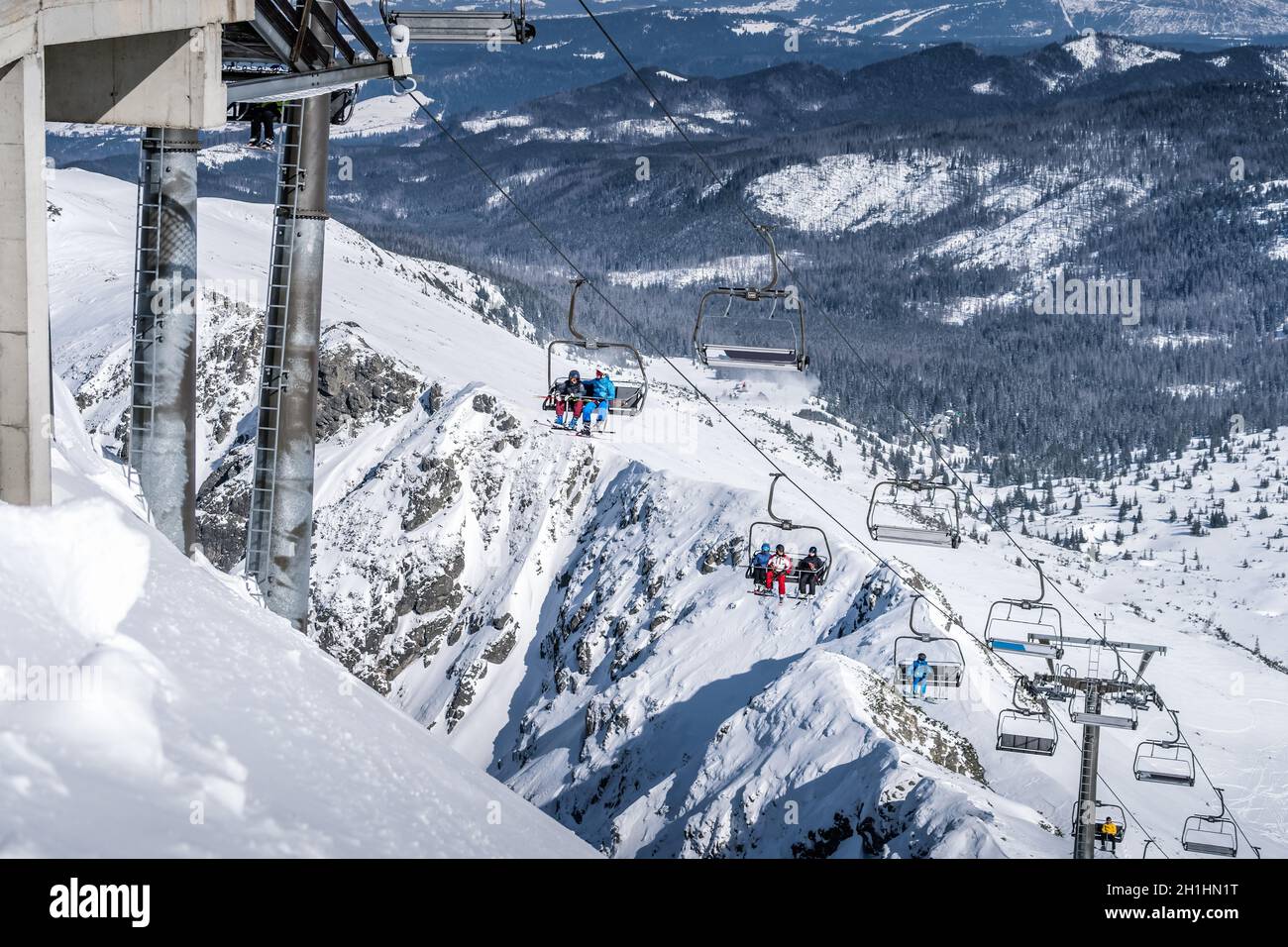 Skifahrer und Snowboarder, die mit einem Skilift die Skipisten des Kasprowy  Wierch erkliften. Urlaub in Hohen Tatra, Polen im Winter Stockfotografie -  Alamy