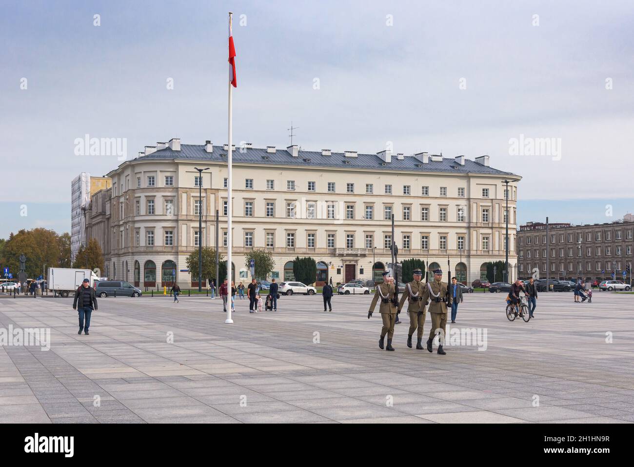 Warschau, Polen - 19. Oktober 2019: Soldaten marschieren zum Grab des unbekannten Soldaten, weil sie die Wache wechseln Stockfoto