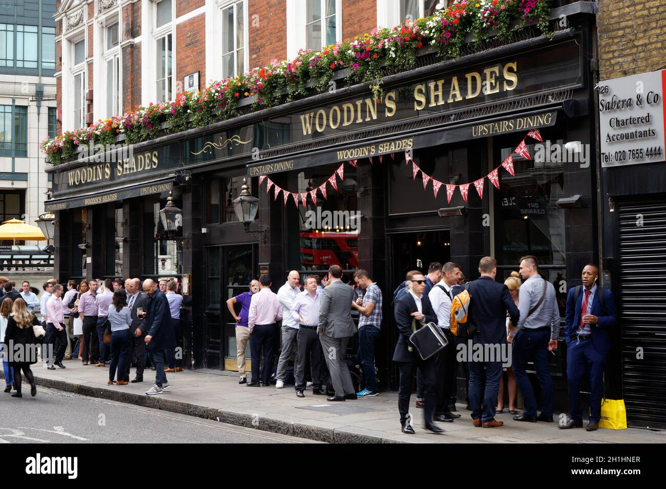 London, Großbritannien - 6. Juli 2016: Außenansicht des Pubs, für Trinken und Geselligkeit, Brennpunkt der Gemeinschaft. Pub-Geschäft, jetzt etwa 53,500 Pubs in Großbritannien Stockfoto