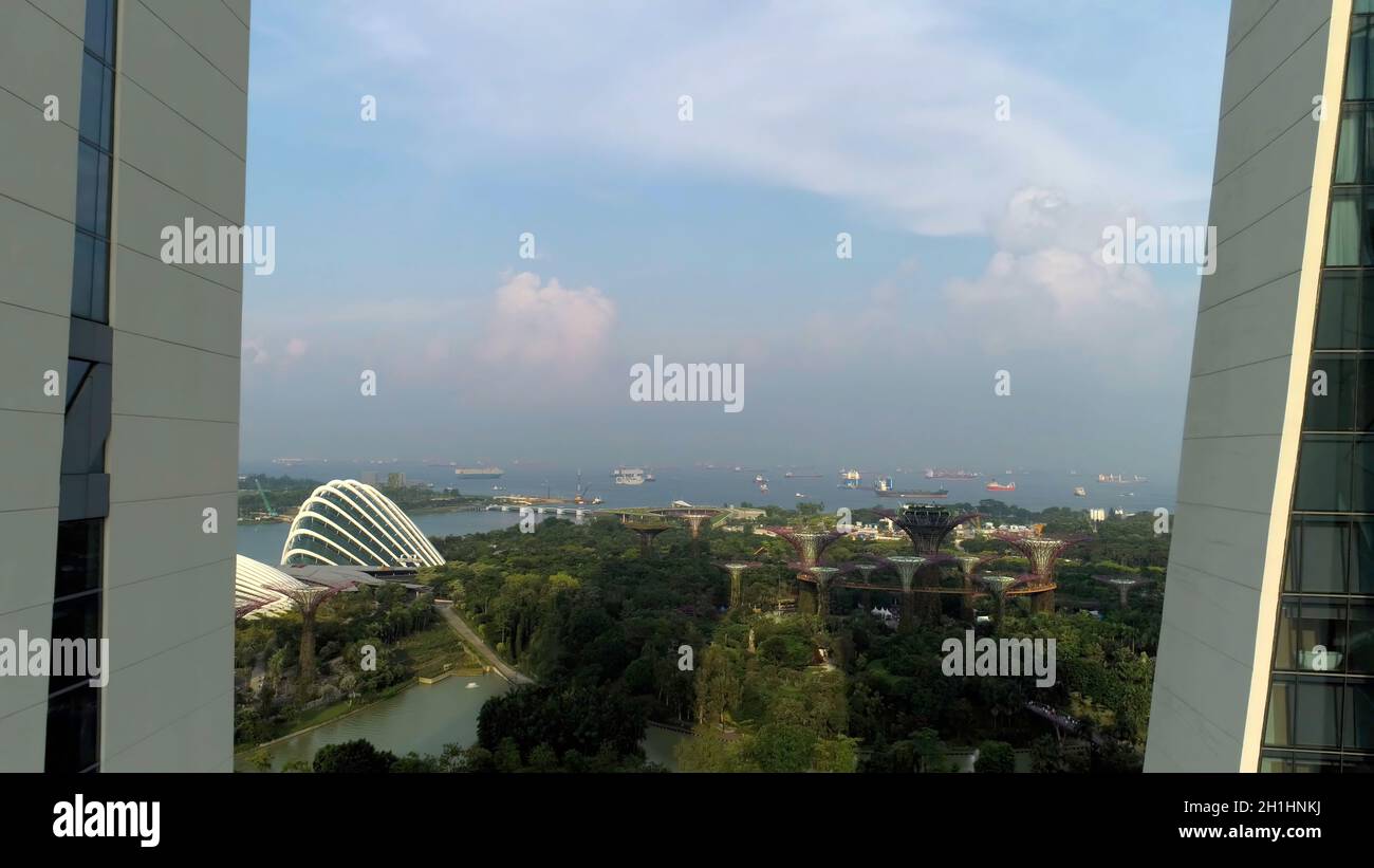 Luftaufnahme von Marina Bay Sands, die die Skyline von Singapur zeigt. Aufnahme. Marina Bay Sands Singapur aus der Sicht der Flugdrohne. Stockfoto
