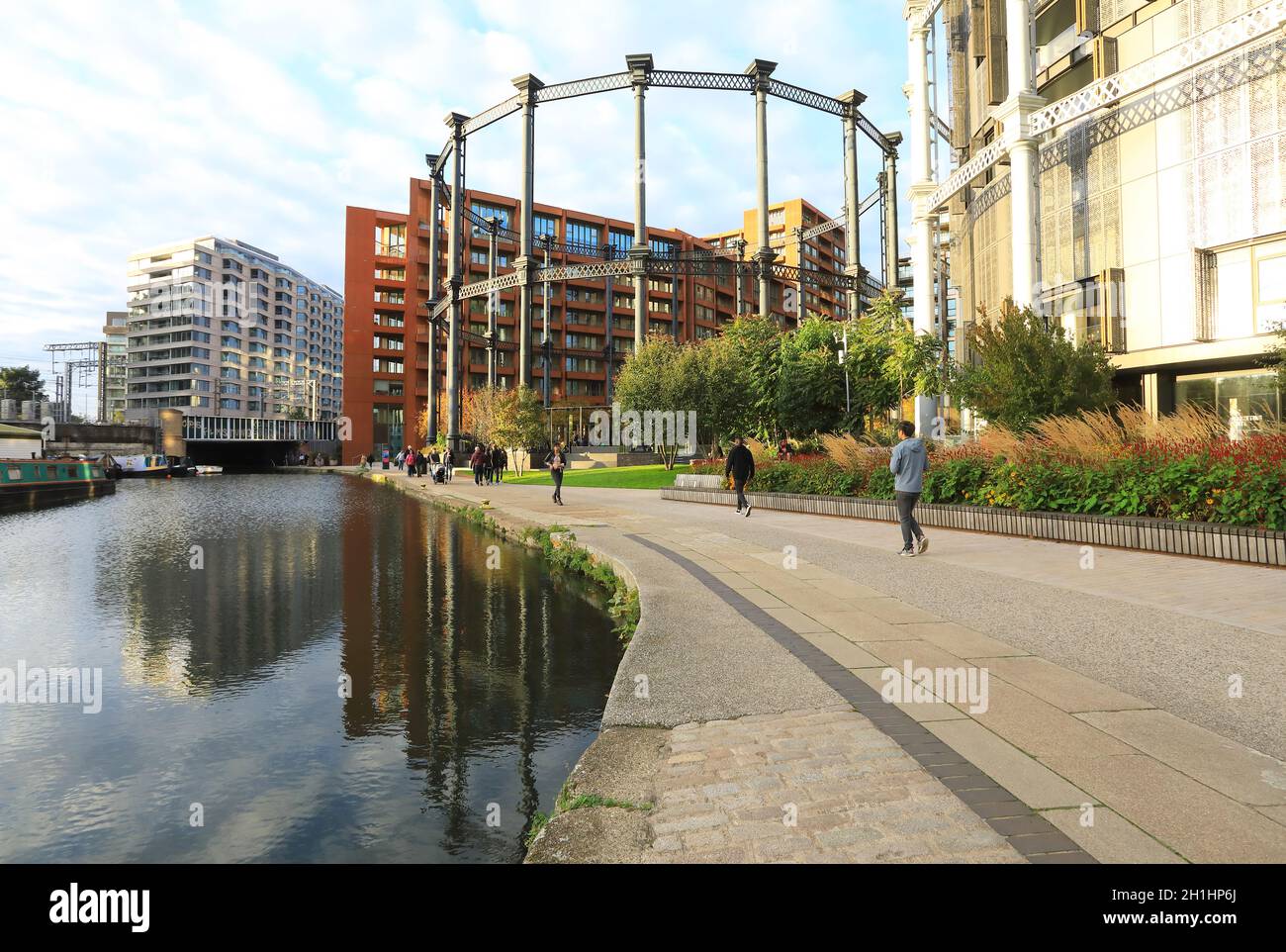 Herbstfarben rund um die Gasholders am Regents Canal, bei Kings Cross, Nord-London, Großbritannien Stockfoto