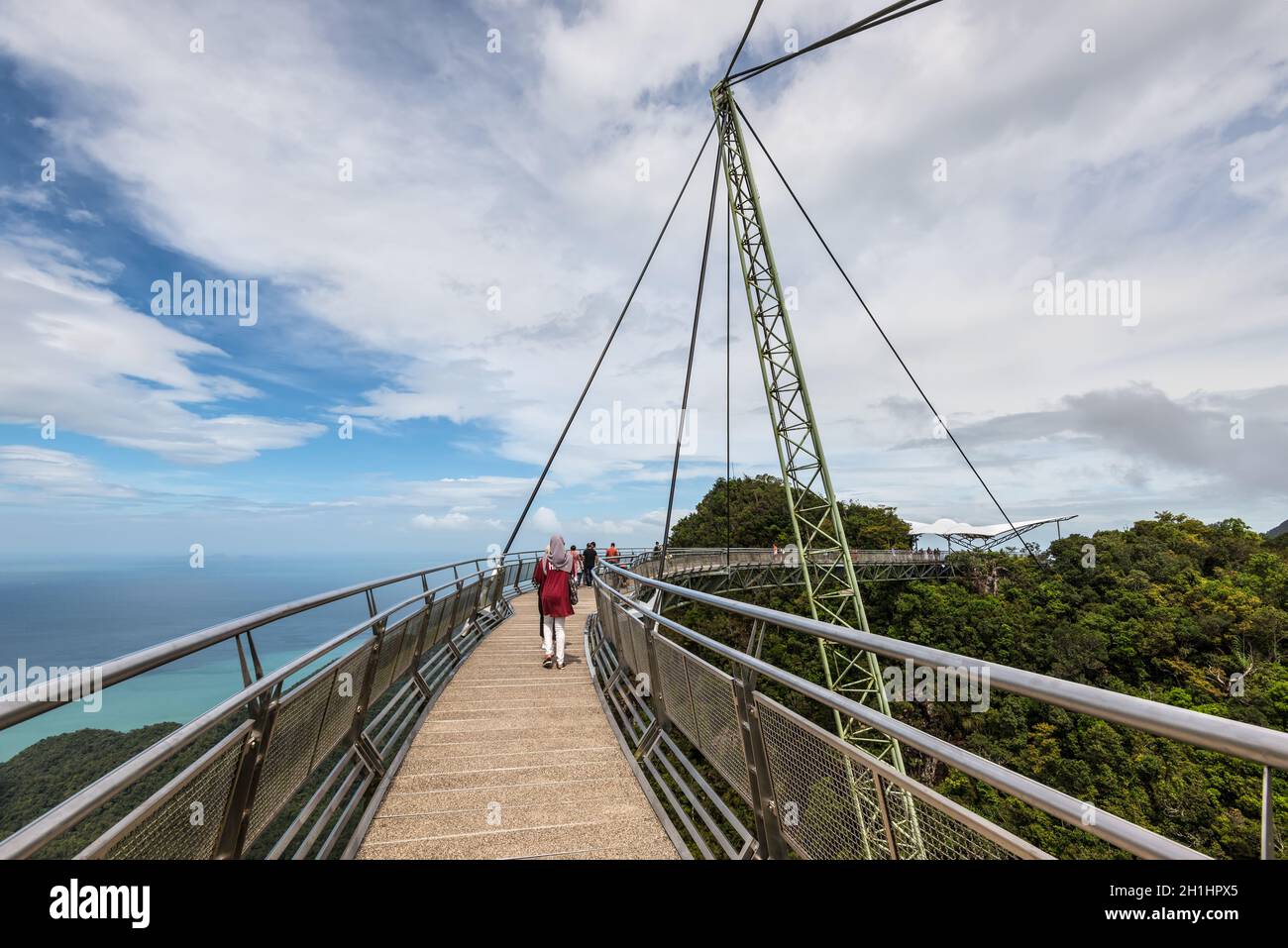 Langkawi, Malaysia - 30. November 2019: Touristen auf der Sky Bridge auf Langkawi Island, Kedah, Malaysiay. Abenteuerurlaub. Touristenattraktion von Malaysia Stockfoto