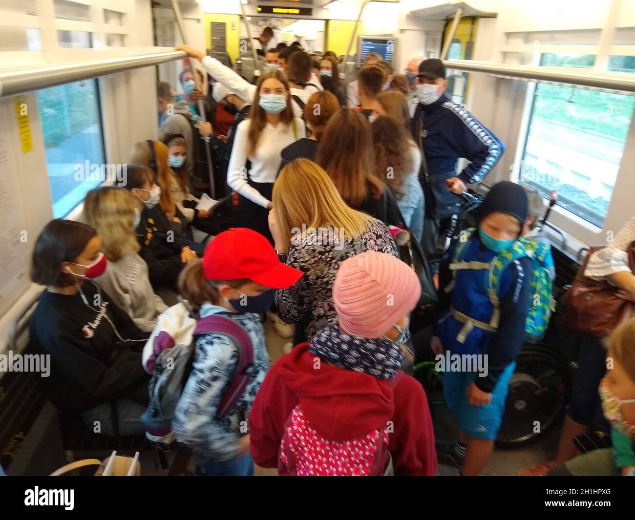Abest haint: Leicht gesagt, schwer getan. Auf der Breisgau S-Bahn der Linie S11 von Hinterzarten nach Freiburg stehen die Fahrgäste dicht gedrängt Stockfoto