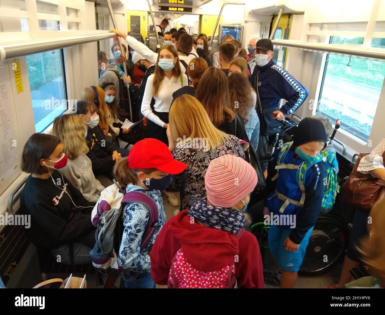 Abest haint: Leicht gesagt, schwer getan. Auf der Breisgau S-Bahn der Linie S11 von Hinterzarten nach Freiburg stehen die Fahrgäste dicht gedrängt Stockfoto