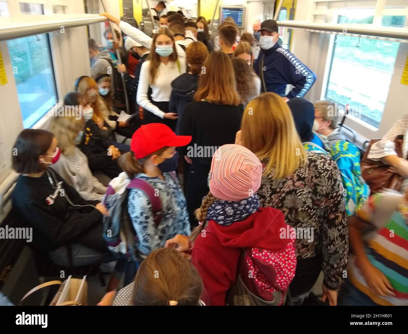 Abest haint: Leicht gesagt, schwer getan. Auf der Breisgau S-Bahn der Linie S11 von Hinterzarten nach Freiburg stehen die Fahrgäste dicht gedrängt Stockfoto